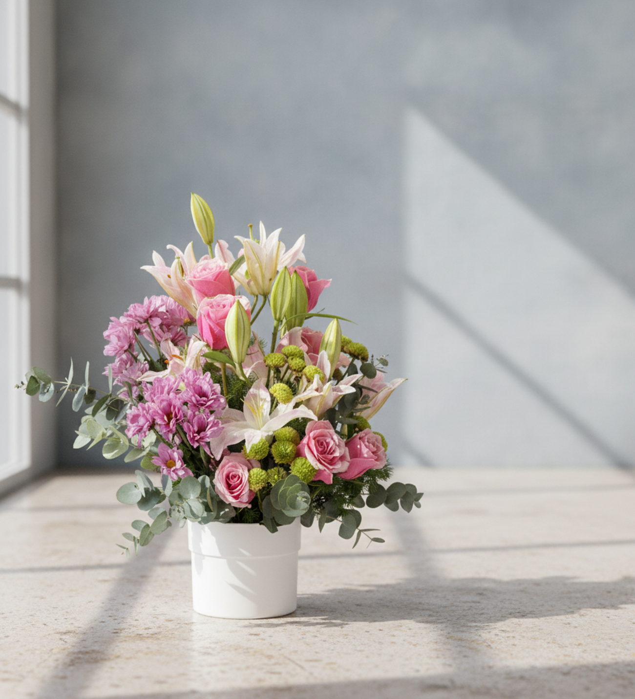 Polimer Saksıda Pembe Lilyum, Gül ve Papatyalar